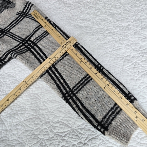 Moon & Madison Wool Blend Plaid Cardigan - Picture 12 of 12